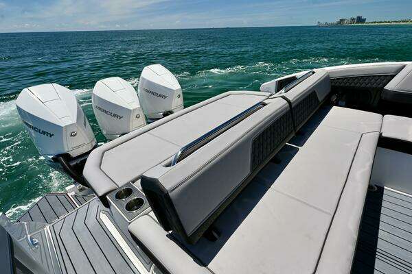 Cobalt R33 Yacht For Sale
