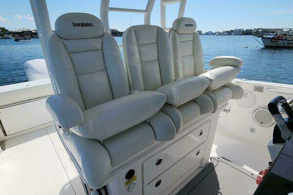 Everglades 335 CC Yacht For Sale