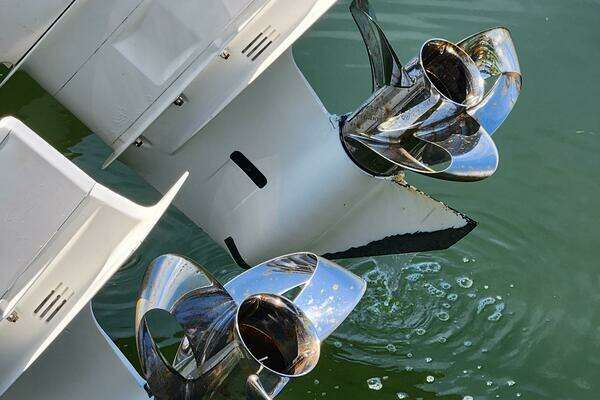 Everglades 335 CC Yacht For Sale