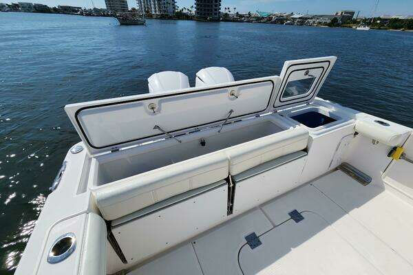 Everglades 335 CC Yacht For Sale