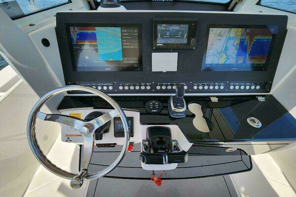 Everglades 335 CC Yacht For Sale