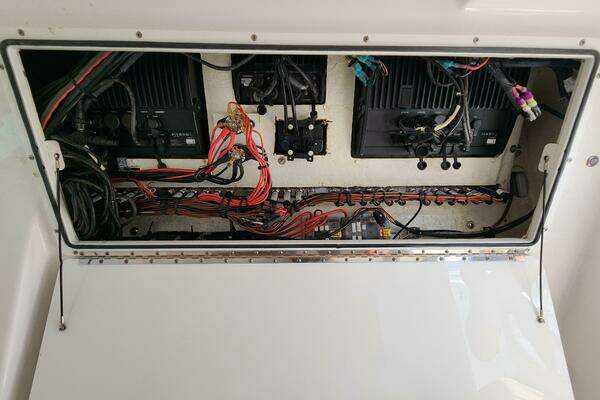 Everglades 335 CC Yacht For Sale