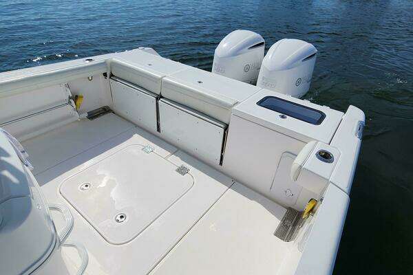 Everglades 335 CC Yacht For Sale