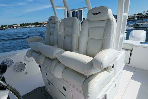 Everglades 335 CC Yacht For Sale