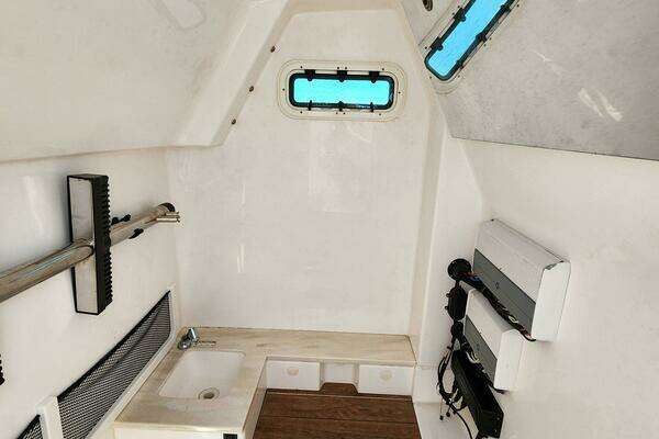 Everglades 335 CC Yacht For Sale