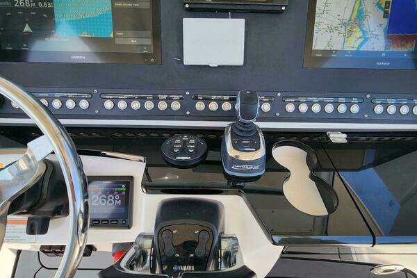 Everglades 335 CC Yacht For Sale