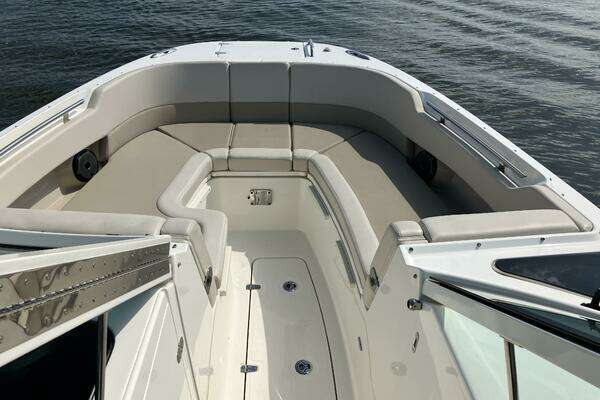 Boston Whaler 320 Vantage Yacht For Sale