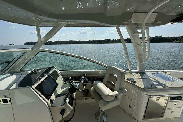 Boston Whaler 320 Vantage Yacht For Sale