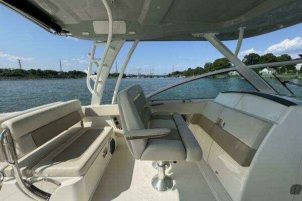 Boston Whaler 320 Vantage Yacht For Sale