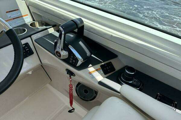 Boston Whaler 320 Vantage Yacht For Sale