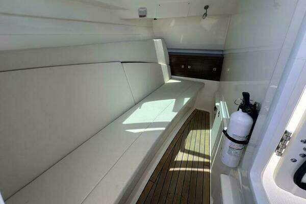 Boston Whaler 320 Vantage Yacht For Sale