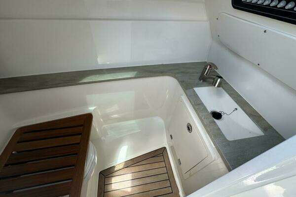 Boston Whaler 320 Vantage Yacht For Sale