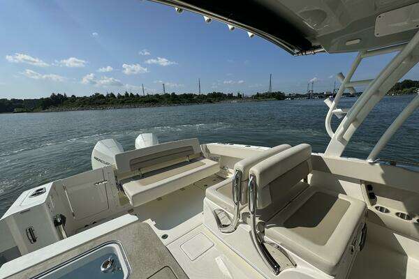 Boston Whaler 320 Vantage Yacht For Sale