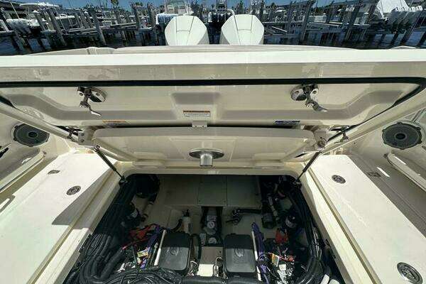 Boston Whaler 320 Vantage Yacht For Sale