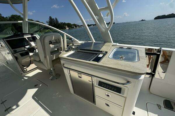 Boston Whaler 320 Vantage Yacht For Sale