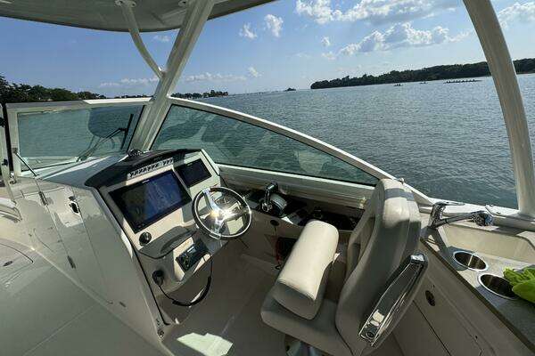 Boston Whaler 320 Vantage Yacht For Sale
