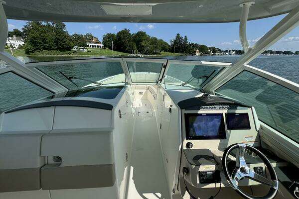 Boston Whaler 320 Vantage Yacht For Sale