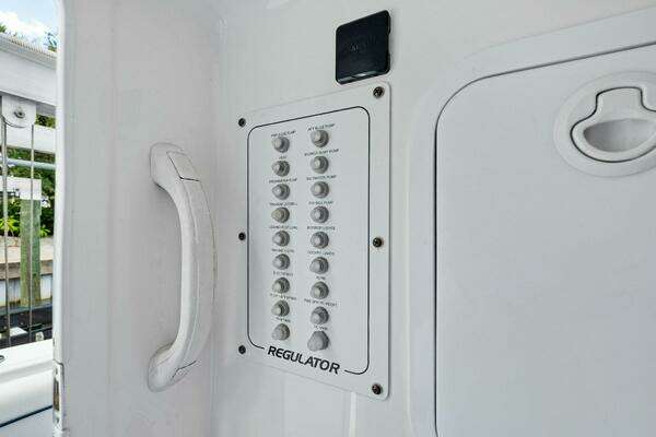 Regulator 32 FS Yacht For Sale