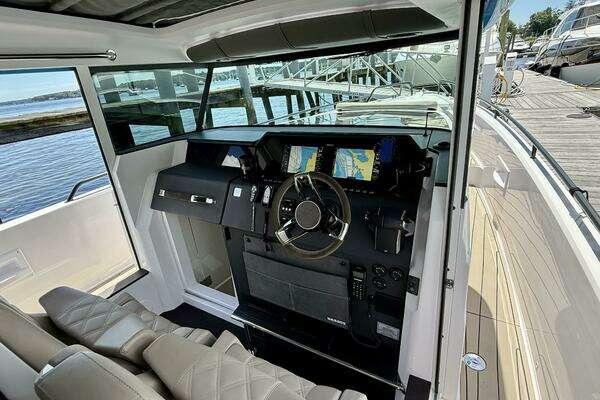 Axopar 37 Cross Cabin Yacht For Sale