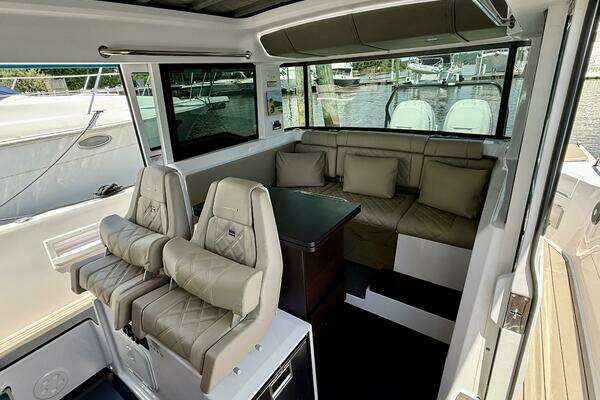 Axopar 37 Cross Cabin Yacht For Sale