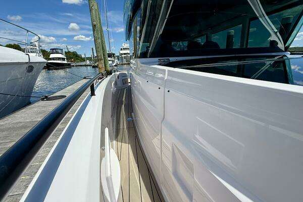 Axopar 37 Cross Cabin Yacht For Sale