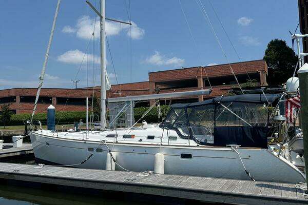 Photo of the 2005 Beneteau 473 "Sanctuary"
