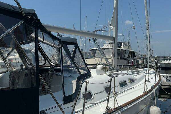 Photo of the 2005 Beneteau 473 "Sanctuary"
