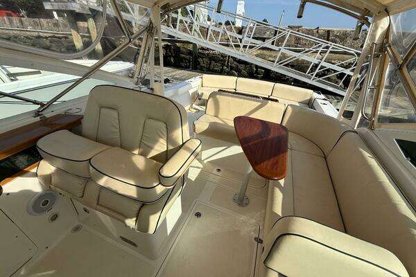 2009 Hunt Yachts 29