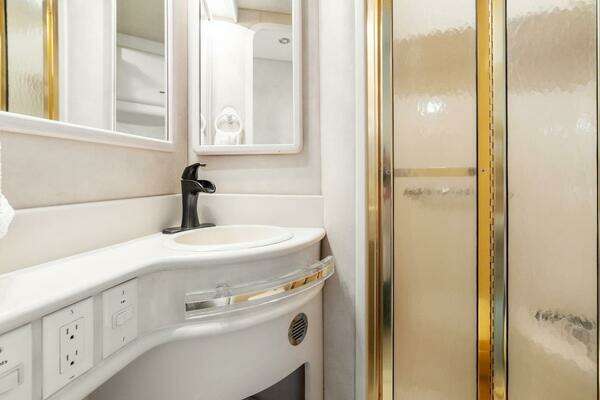 Sea Ray 550 Sedan Bridge Yacht For Sale