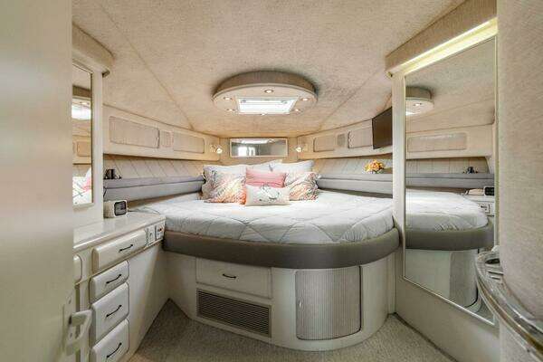 Sea Ray 550 Sedan Bridge Yacht For Sale