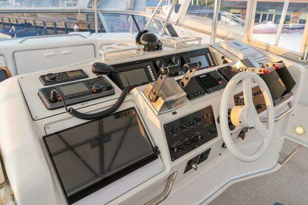 Sea Ray 550 Sedan Bridge Yacht For Sale