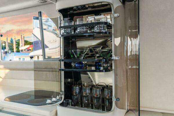 Sea Ray 550 Sedan Bridge Yacht For Sale