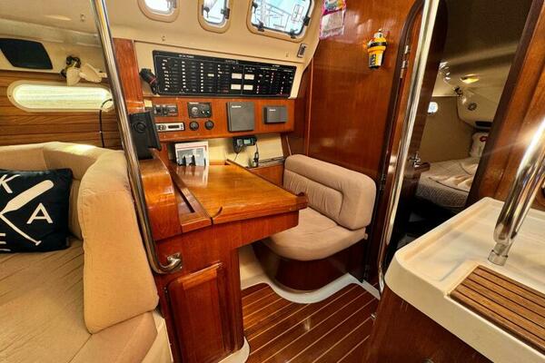 AVANTI 43ft Hunter Yacht For Sale
