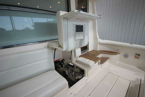 Tiara Yachts 5200 Sovran Salon Yacht For Sale