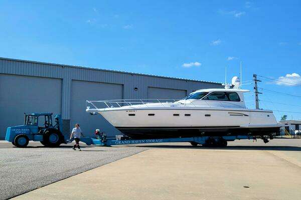 TIARA YACHTS - 5200 Sovran Salon