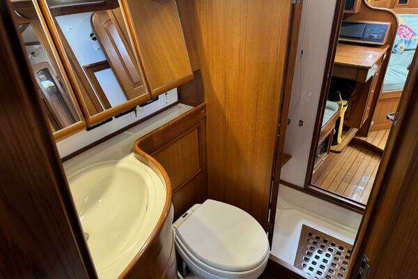 Hylas 46 Center Cockpit Yacht For Sale