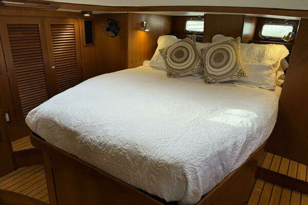 Hylas 46 Center Cockpit Yacht For Sale
