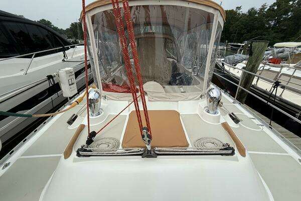 Hylas 46 Center Cockpit Yacht For Sale