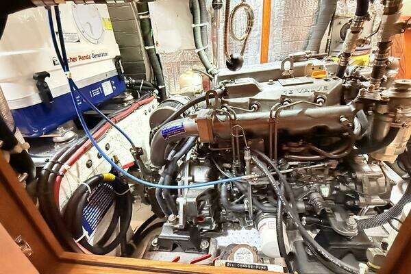 Hylas 46 Center Cockpit Yacht For Sale