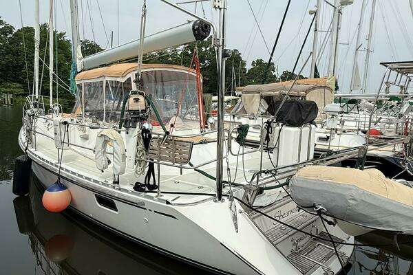 Hylas 46 Center Cockpit Yacht For Sale