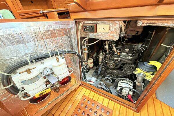 Hylas 46 Center Cockpit Yacht For Sale