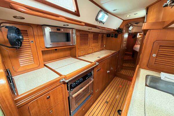 Hylas 46 Center Cockpit Yacht For Sale