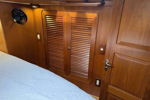 Hylas 46 Center Cockpit Yacht For Sale