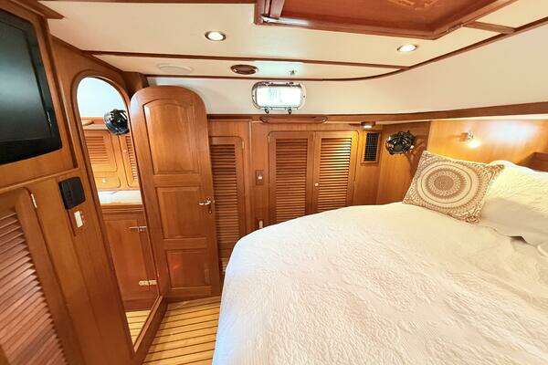 Hylas 46 Center Cockpit Yacht For Sale