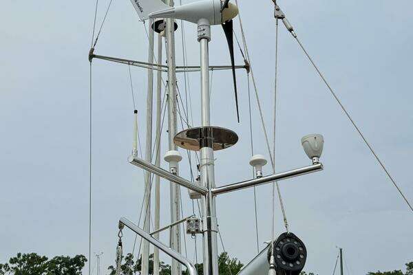 Hylas 46 Center Cockpit Yacht For Sale