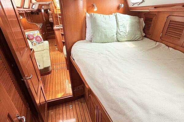 Hylas 46 Center Cockpit Yacht For Sale