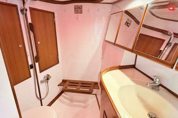 Hylas 46 Center Cockpit Yacht For Sale