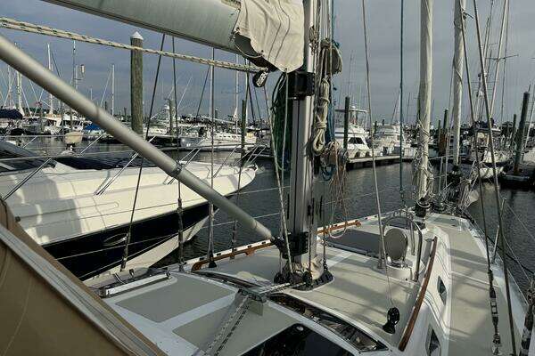 Hylas 46 Center Cockpit Yacht For Sale