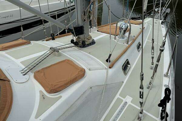 Hylas 46 Center Cockpit Yacht For Sale
