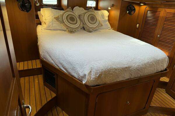 Hylas 46 Center Cockpit Yacht For Sale